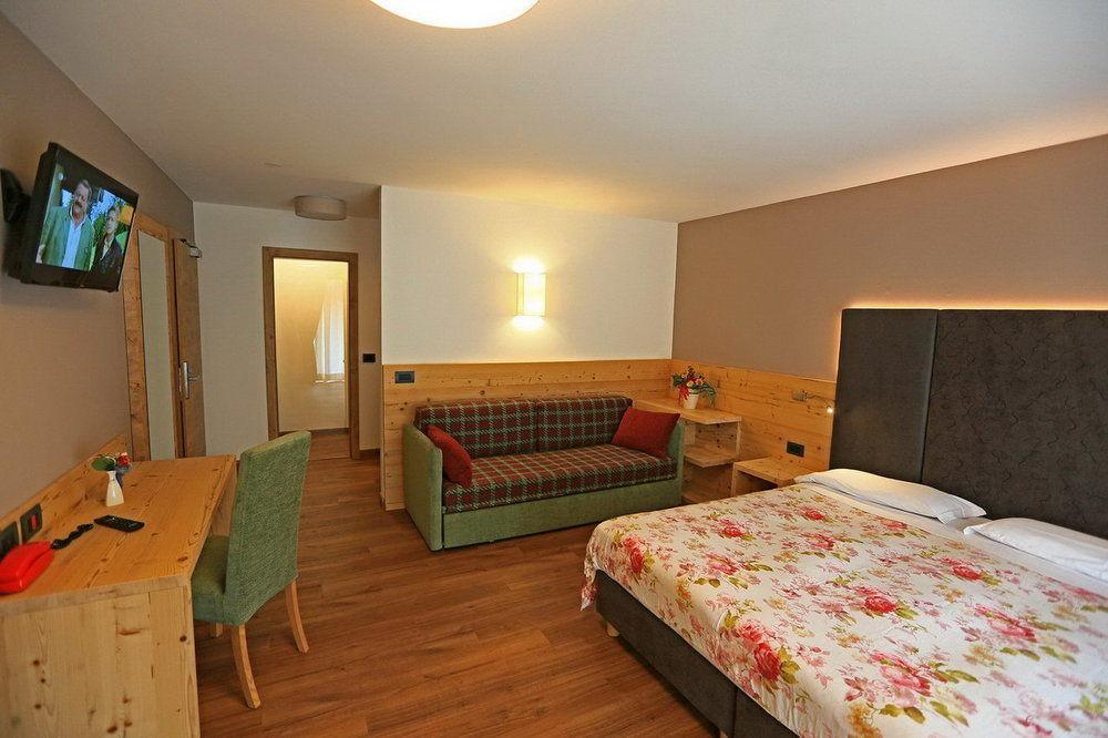 Hotel San Giovanni Vigo di Fassa Bagian luar foto