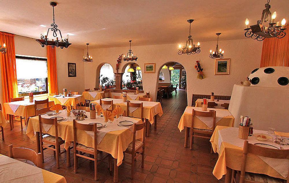 Hotel San Giovanni Vigo di Fassa Bagian luar foto